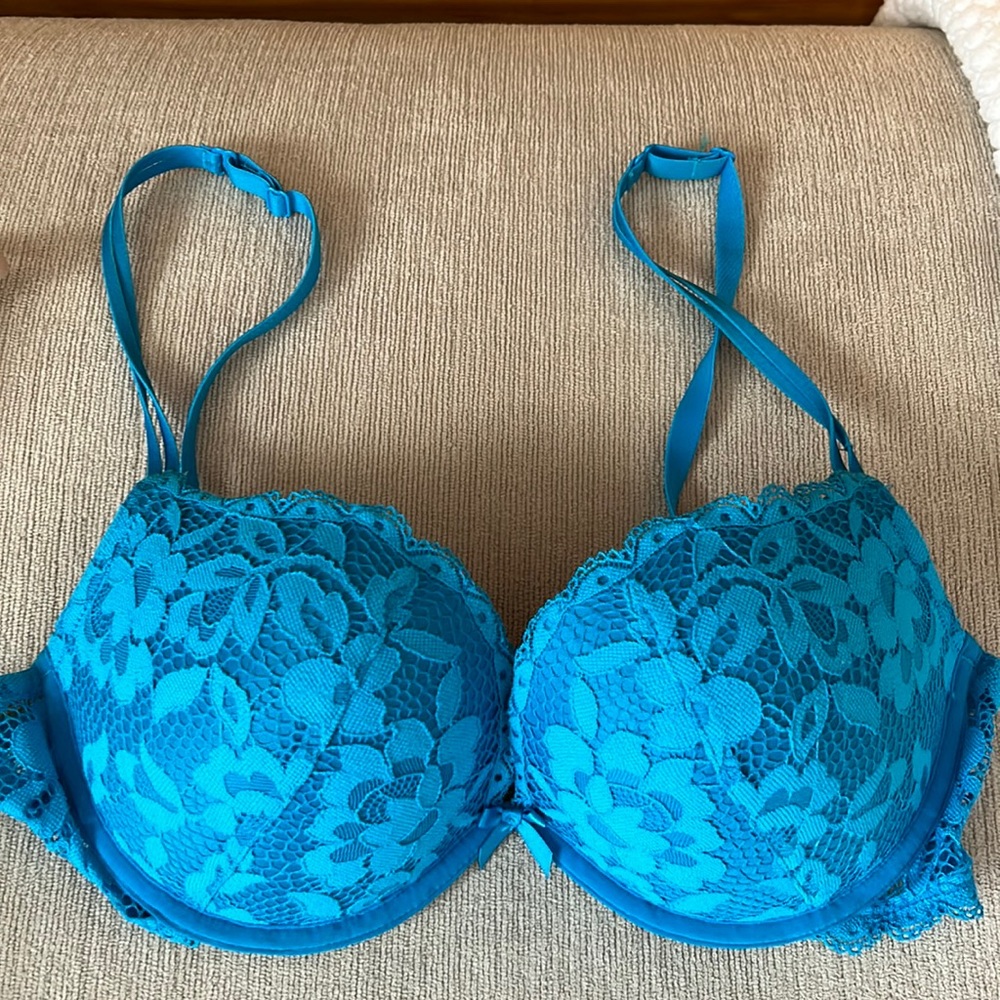 La sends Push up bra